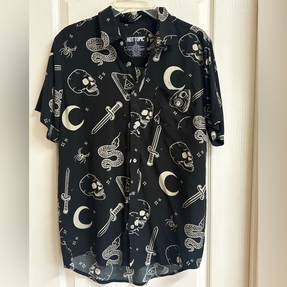 Hot Topic Black and White Graphic Men's Shirt